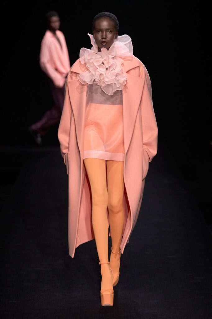 Desfile Valentino nas cores da cartela outono suave